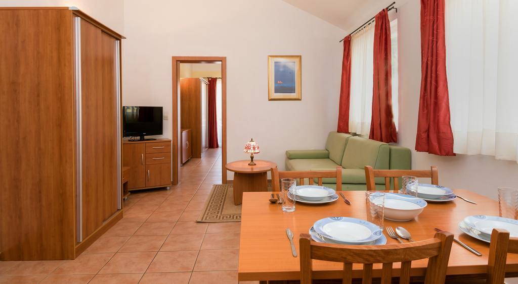 Apartments Vila Adrijana & Fitness Studio Wolf Baška Voda Extérieur photo