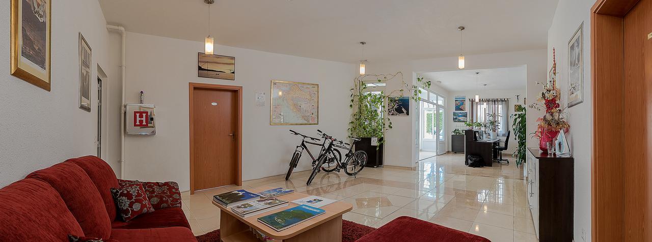 Apartments Vila Adrijana & Fitness Studio Wolf Baška Voda Extérieur photo